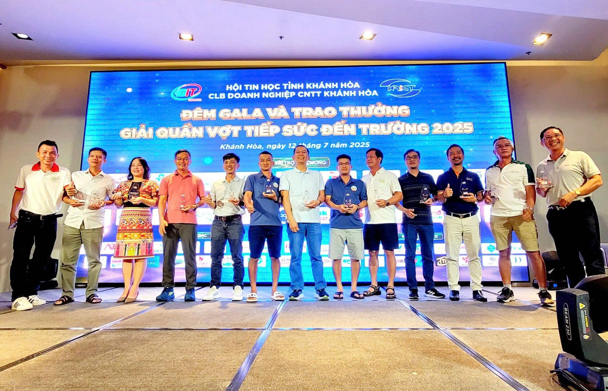 Khoảnh khắc tri ân từ T-Wolf VN và Hội Tin học Khánh Hòa sau chương trình Tiếp sức đến trường 2025