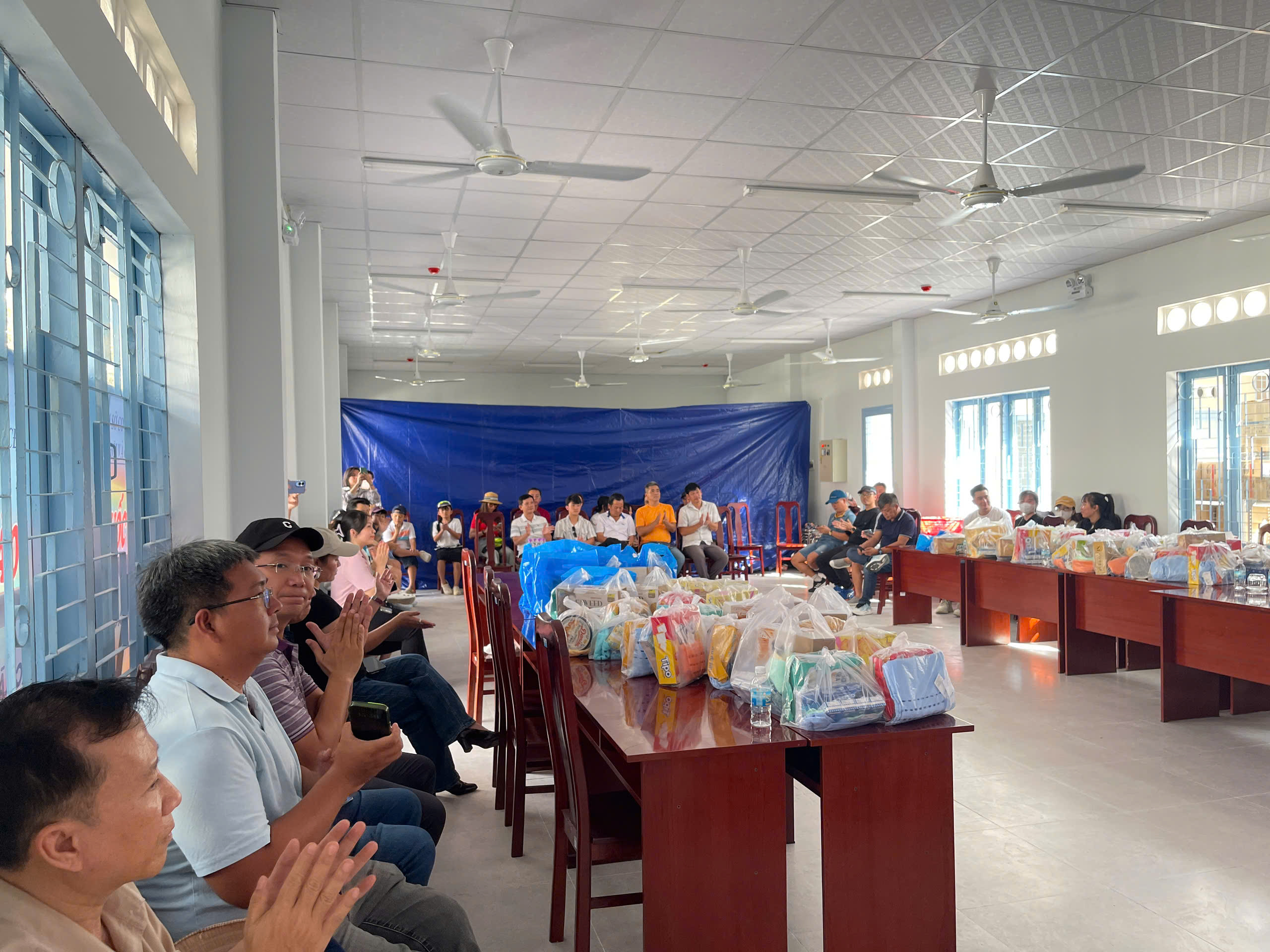 Hoạt động thiện nguyện trao quà Tiếp sức đến trường 2025 cho học sinh khó khăn và người già neo đơn